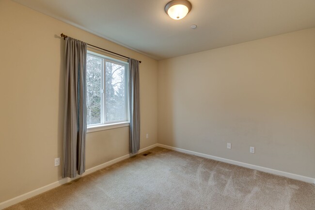 Building Photo - Spacious 4 bedroom home in Redmond!