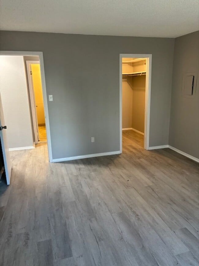 Building Photo - For Rent / En Alquiler: Spacious Condo Bur...