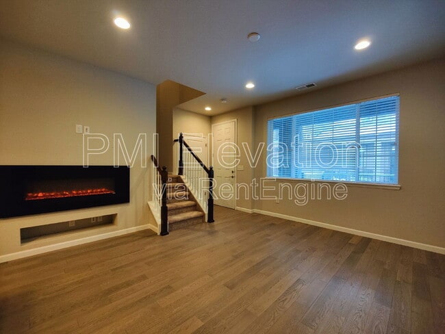 Building Photo - 530 E Dry Creek Pl