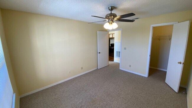 Building Photo - One Bedroom One Bath Condo in Tradewinds a...