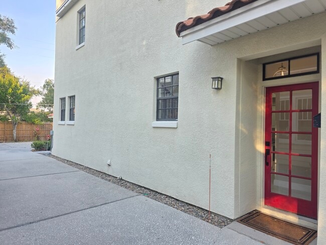 Building Photo - 637 Hillcrest St