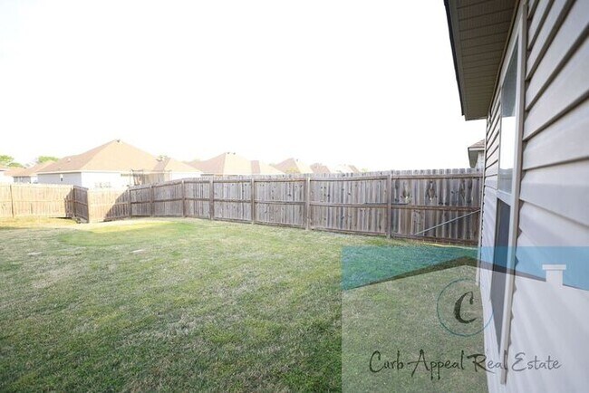 Building Photo - Beautiful 3 bed / 2 bath home with fenced back yard - Nettleton!!