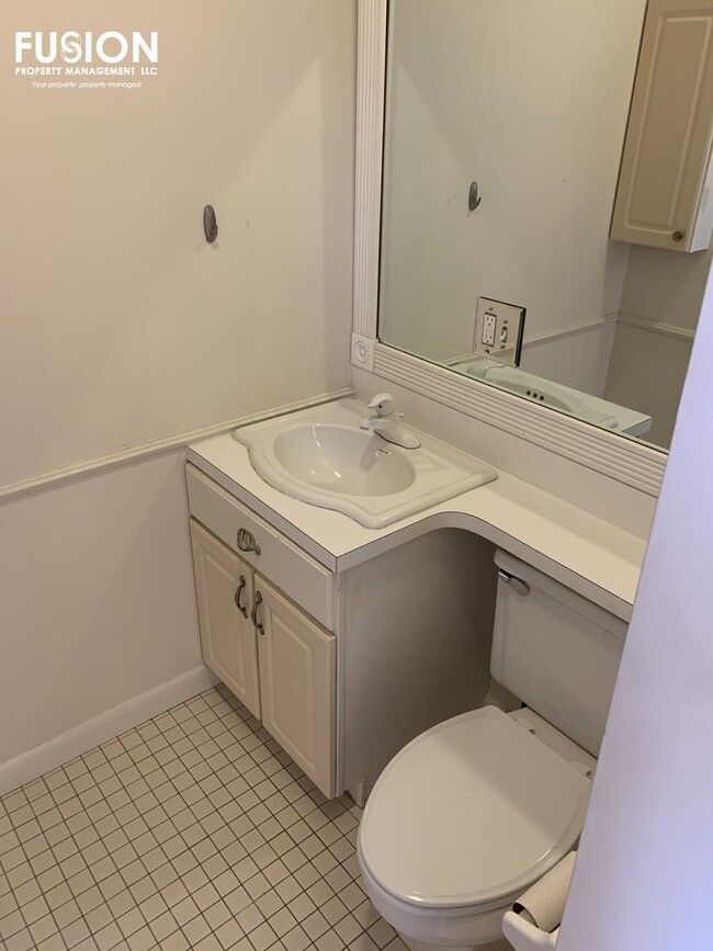 Building Photo - Top Floor Remolded Penthouse on College Street!