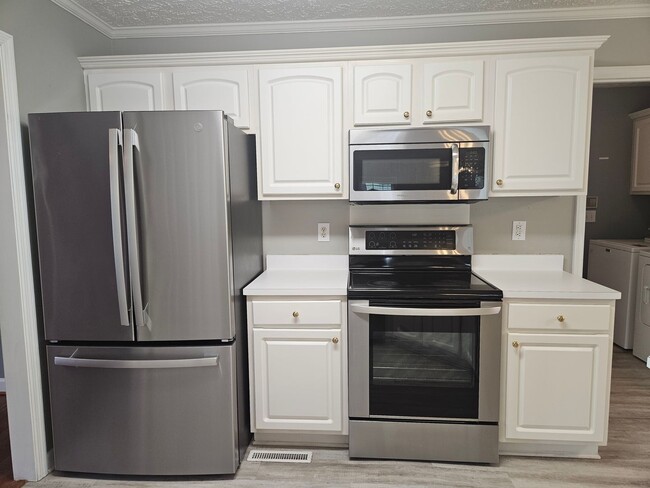 Building Photo - 4 Bedroom, 2.5 Bath Home Located in the Es...