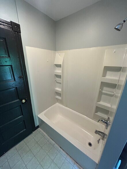 Tub/shower - 420 Rural Ave