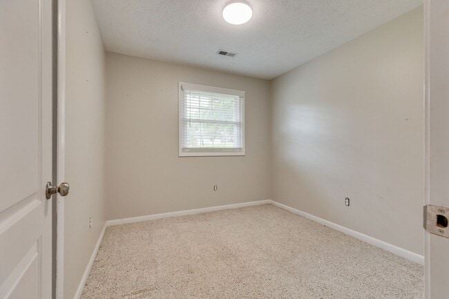 Building Photo - 3 Bed/1.5 Bath in Colonial Heights
