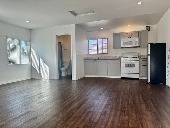 Building Photo - Move-In Special - Charming studio in San M...