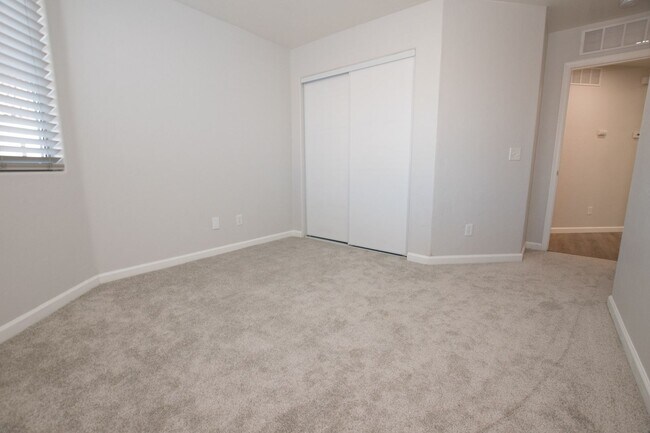 Building Photo - 4 Bedroom, 2 Bath, Split Floor Plan, 2 Car Garage, Central A/C