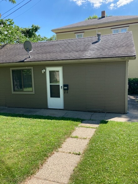 entry - 203 S Center St