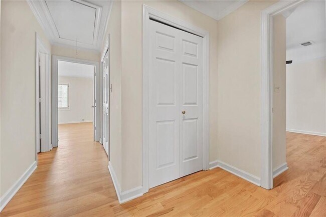 Building Photo - 11 Paces W Dr NW