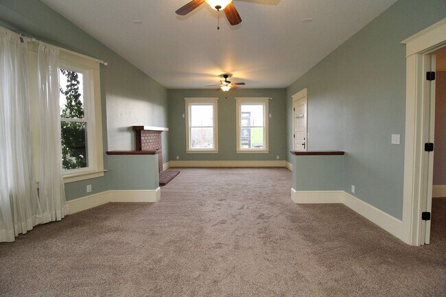 Building Photo - 4033 SE Hawthorne Blvd