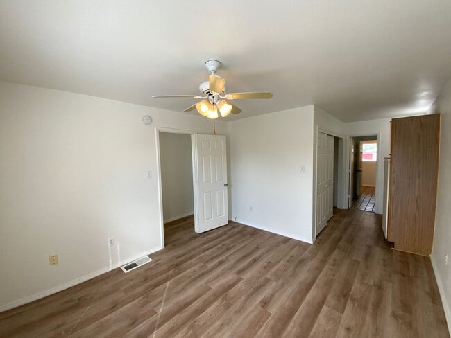 Building Photo - 3 Bedroom Townhome Available Near Albuquer...