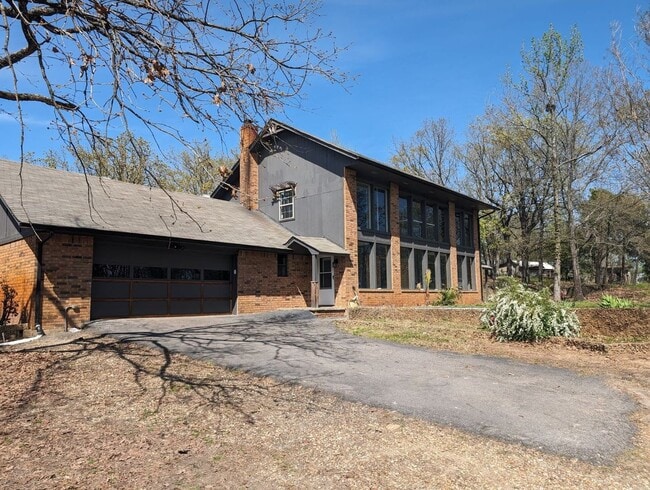 Building Photo - 4 bedroom house, Van Buren