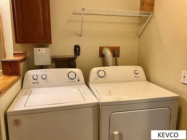 Building Photo - Charming House with Open Floor Plan