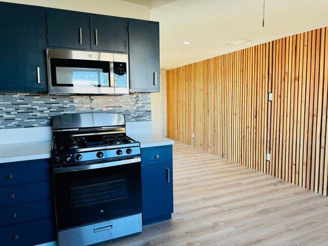 Building Photo - Spacious 3 Bedroom, 2 Bathroom Home with Solar in Bullhead City!