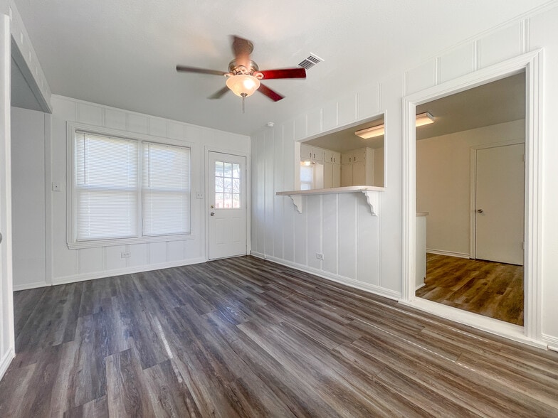 Building Photo - 701 N Barbara St