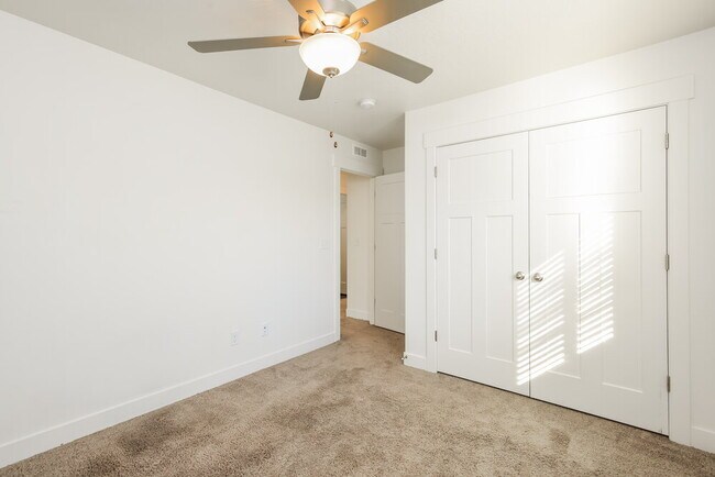 Building Photo - 4762 E Lk Cor Dr