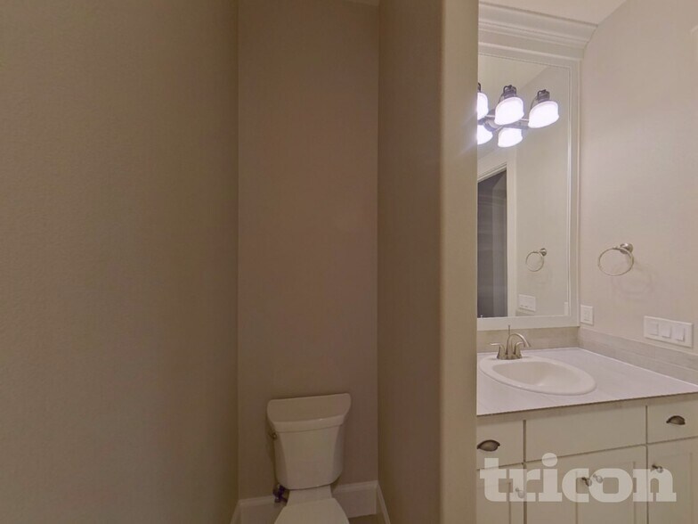 Building Photo - 2604 NE 175th St