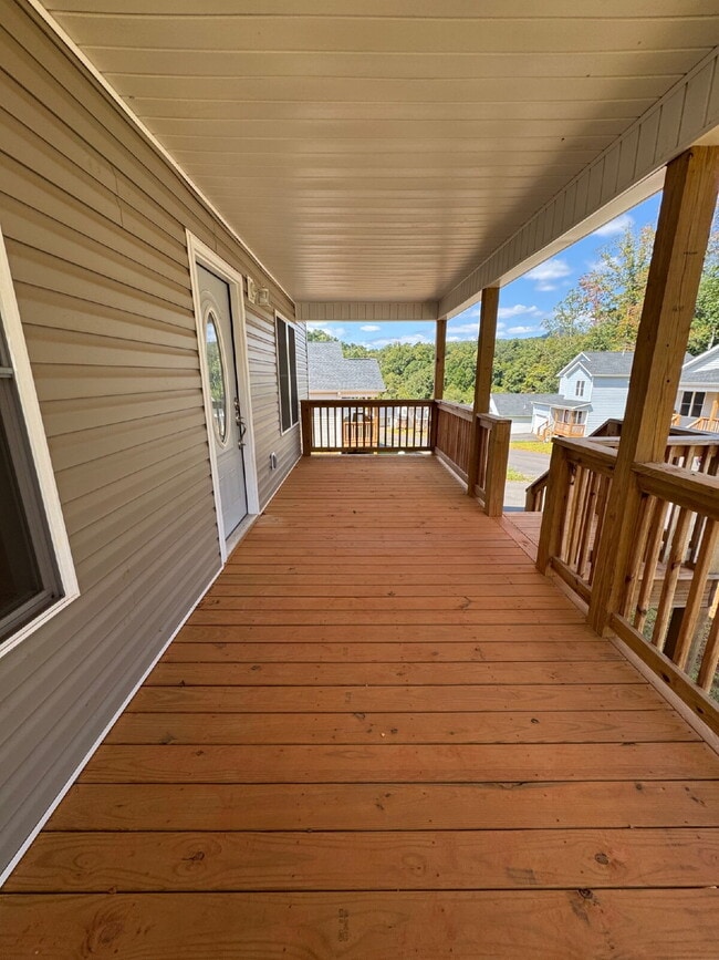 Building Photo - "Charming 3-Bed Retreat with Granite Touch...