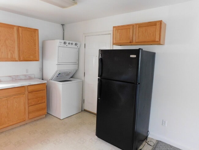 Building Photo - Ranch Style Private Entry Duplex