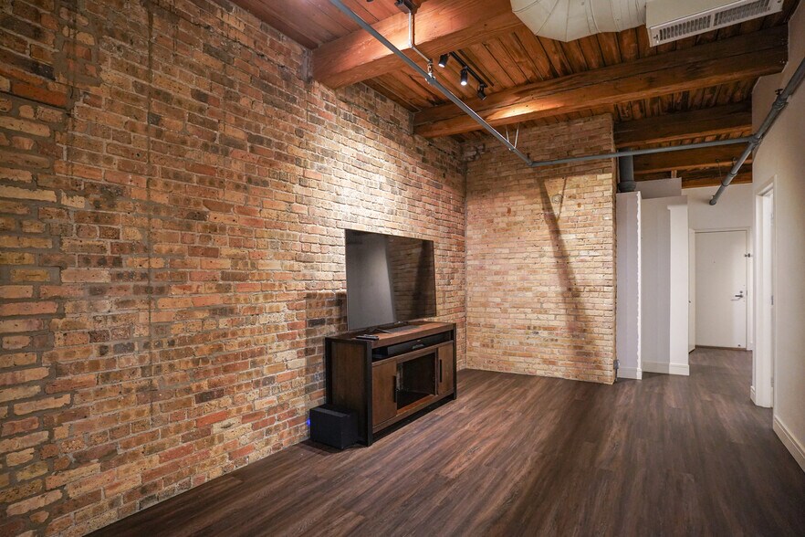 Building Photo - 225 W Huron St