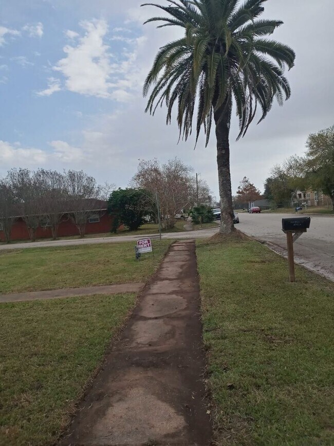 Building Photo - Gorgeous all renovated Home in Freeport, TX!