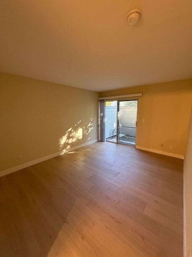Building Photo - Beautiful 3 Bedroom 2 1/2 Bathroom Granada Hills Townhouse! Must See! Ready For Move-In!
