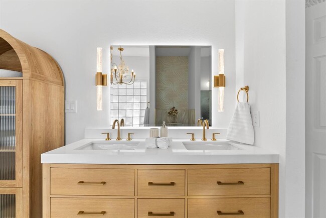 Building Photo - 113 Royal Oaks Dr