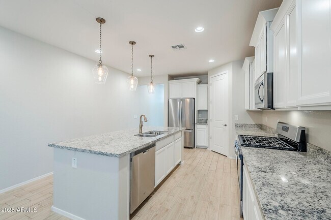Building Photo - 9910 E Theia Dr