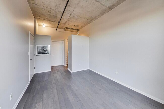 Building Photo - 933 W Van Buren St