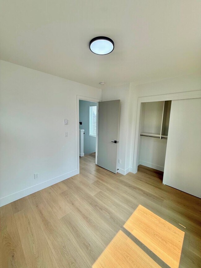 Building Photo - Spacious 3-Bedroom Townhome in the Heart of Greenwood