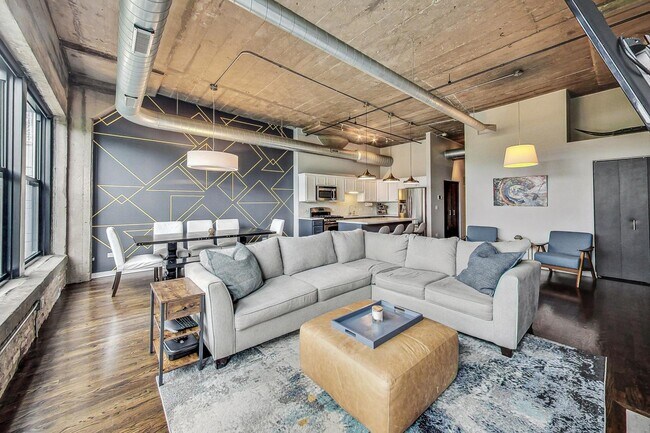 Building Photo - 1111 W 14th Plz