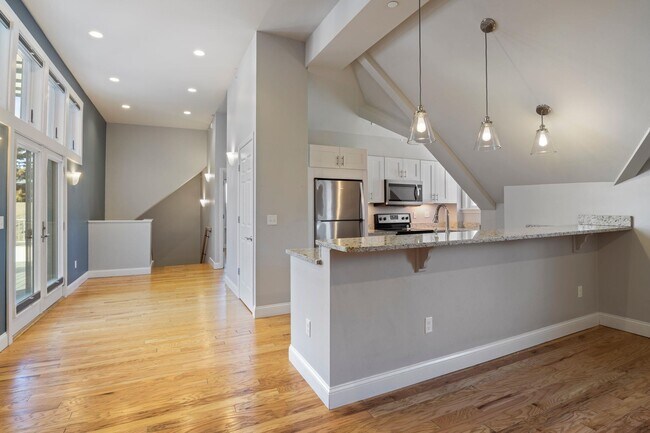 Building Photo - 303 Islington St