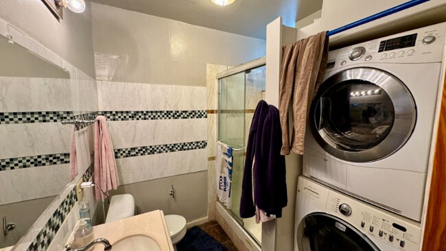 Building Photo - 1368 W Evergreen Ave