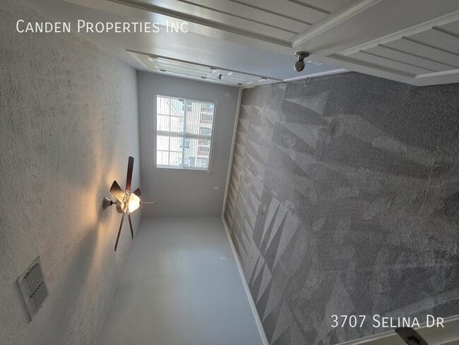 Building Photo - 3707 Selina Dr