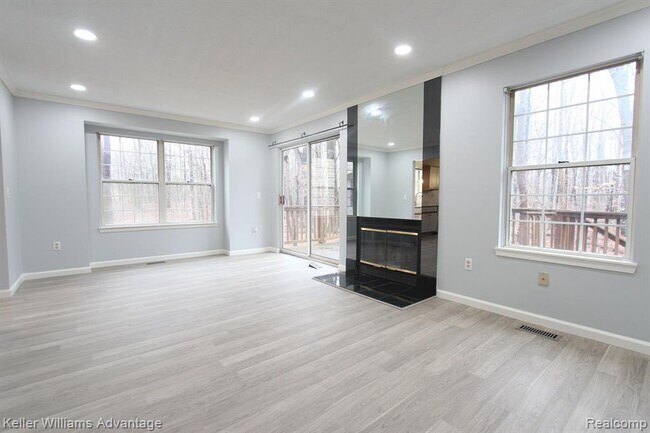 Building Photo - 41498 Cornell Dr