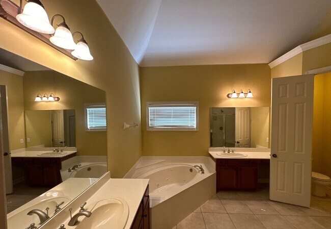 Building Photo - 10135 Ridgewood Oak Dr