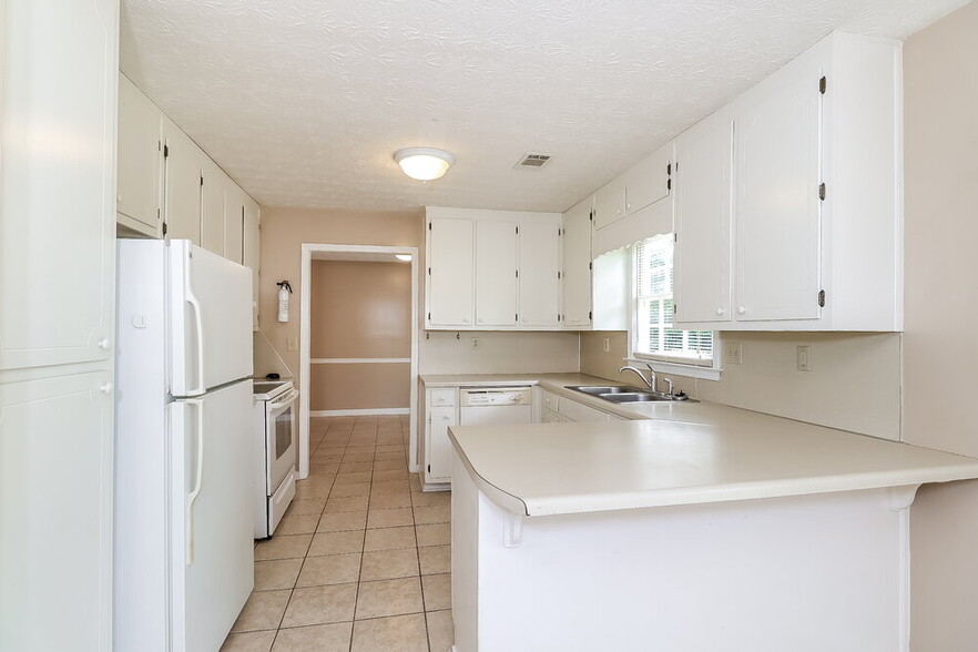 Building Photo - 3935 Willowmeade Dr