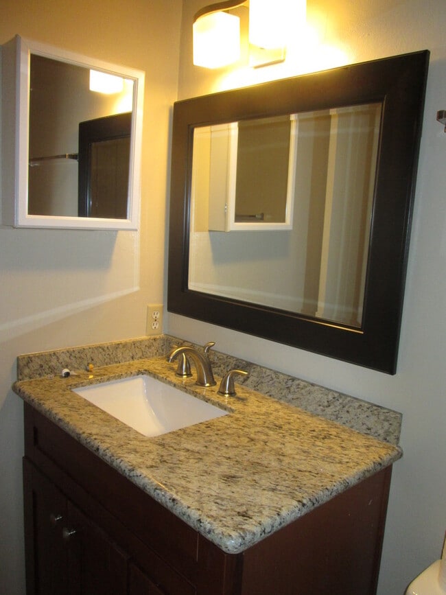 Building Photo - 3BR/2BA Single Family House