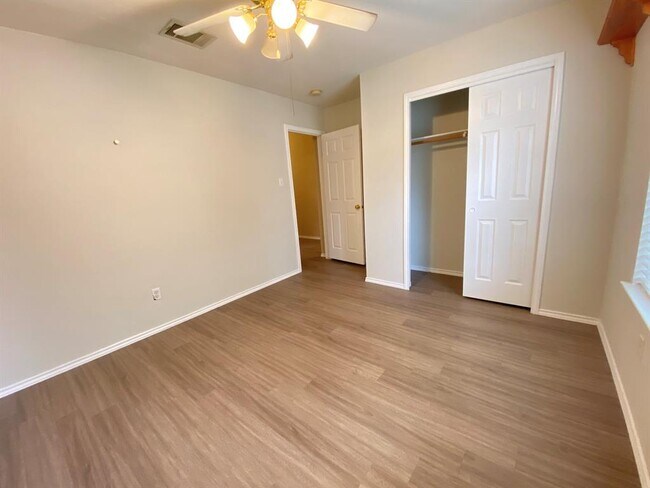 Building Photo - 258 Western Dr