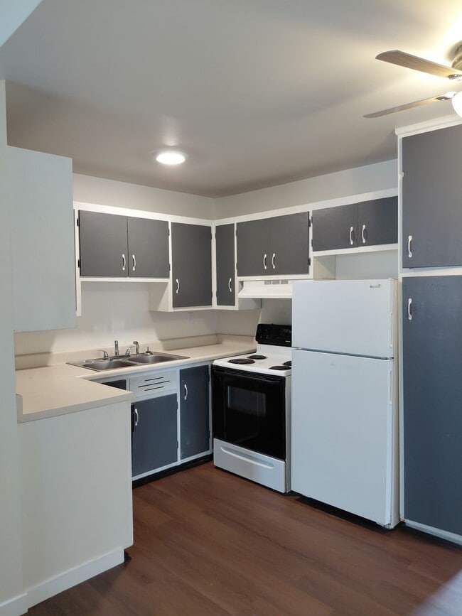 Building Photo - 140/150 W 4th Duplex