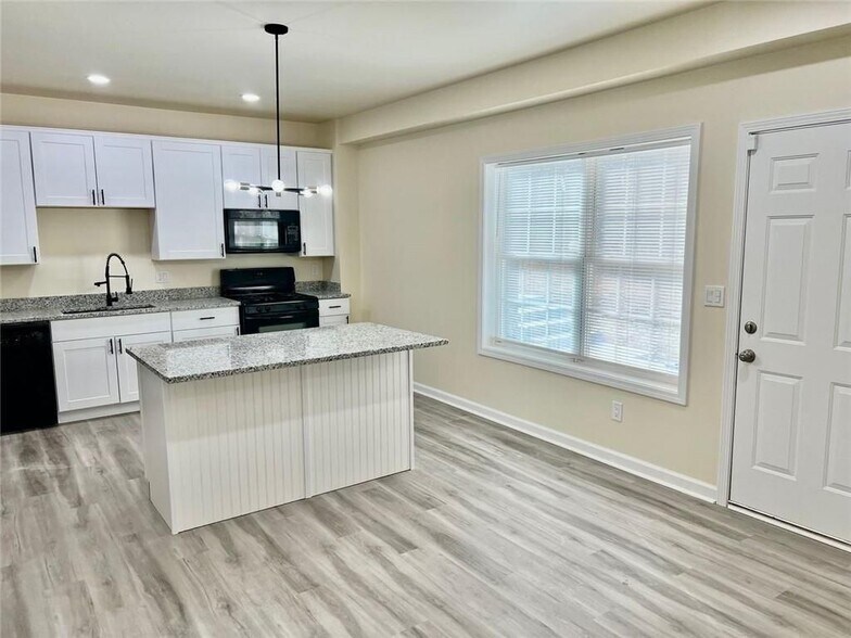 Building Photo - 4001 Oak Field Dr