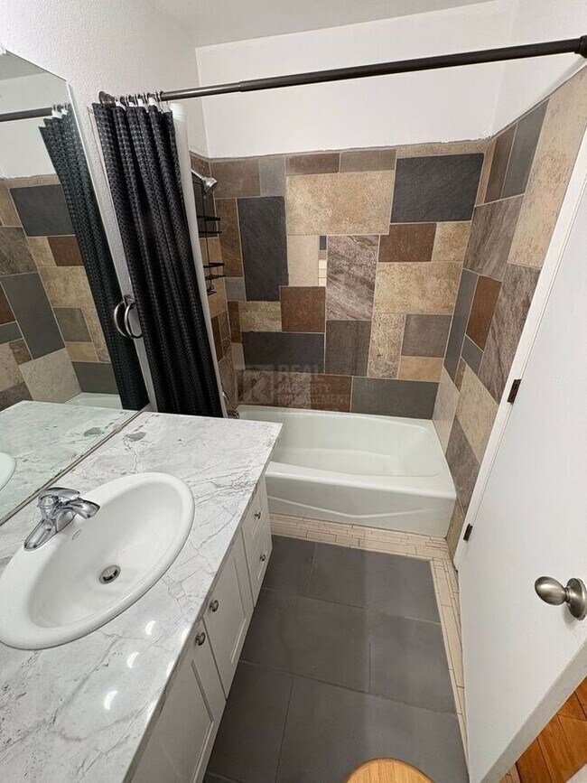 Building Photo - 1706 E 17th St