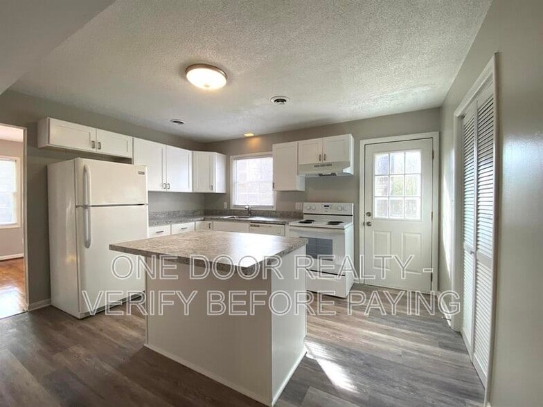 Building Photo - 115 King Henry Way
