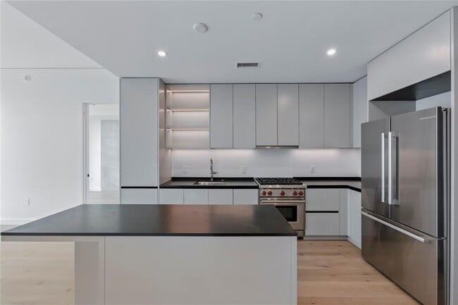 Building Photo - 610 Davis St