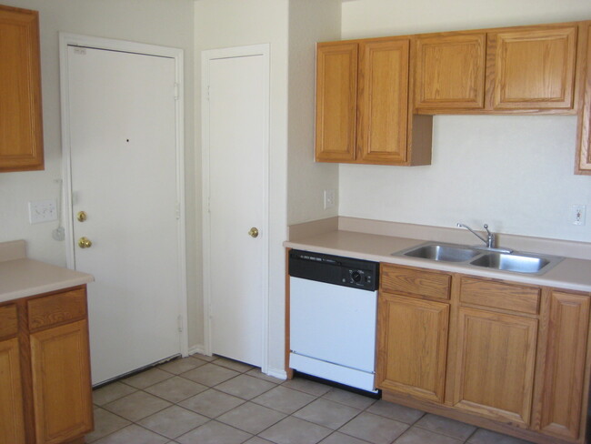 Building Photo - NICE 3 BR HOME W/ COUNTRY KITCHEN*CERAMIC ...