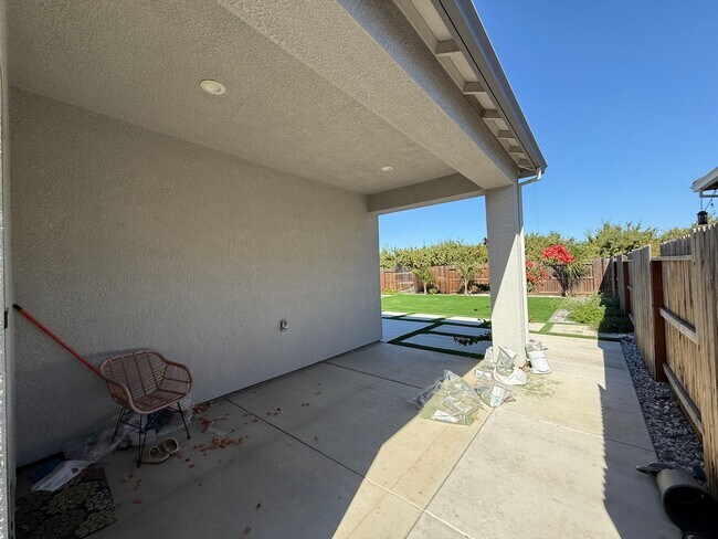 Building Photo - Upgraded single story home in Manteca!