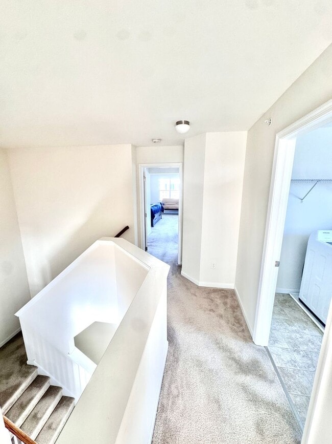 Building Photo - THREE BEDROOM TOWNHOME- PARKLAND SCHOOLS!