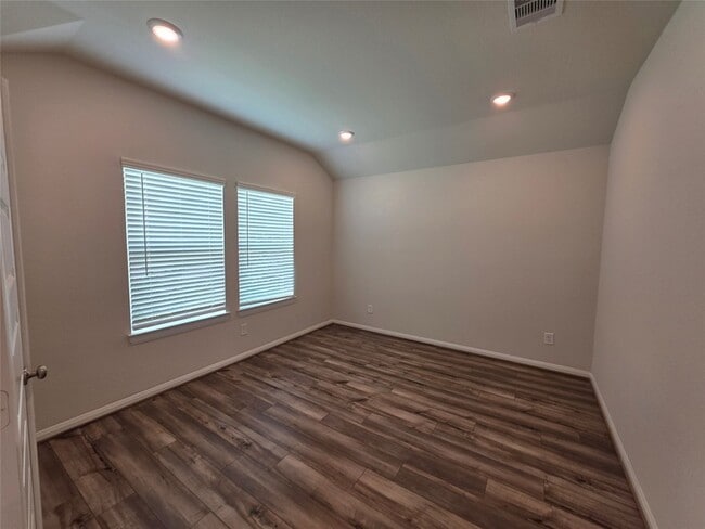 Building Photo - 2011 Cherryvale Dr