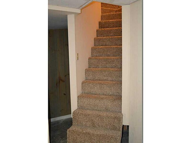 Building Photo - 652 Moselle Dr